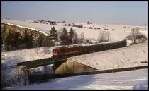 Südwestlich von Hüttenrode ist hier am 3.2.1993 um 15.18 Uhr 171004 mit dem P 8686 nach Königshütte unterwegs.