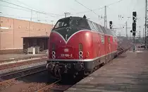 Anfang der 1980er Jahre rangiert 221 109-2 im Düsseldorfer Hauptbahnhof. Die Lok wurde 1989 nach Albanien verkauft (dort HSH 2005) und 2004 verschrottet.