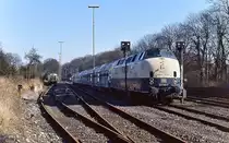 221 140-7 wartet Mitte Februar 1988 mit einem Kalkzug auf die Ausfahrt aus dem Bahnhof Neanderthal. An dieser Stelle befindet sich heute ein Parkplatz der S 28 von Mettmann Stadtwald nach Kaarster See. Die Lok wurde 1989 nach Albanien verkauft (dort HSH 2002) und 2004 verschrottet.