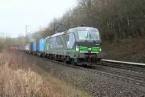 193 213 mit der WienerLokalbahnCargo-Werbung (Von Wien überallhin) zieht einen Containerzug vorbei an Friedland am 26.01.2018