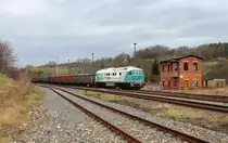 Zur Zeit werden die Sandzüge für Stuttgart 21 in Wünschendorf/Elster bei dem Dolomit Werk geladen.
Der Sand wird per LKW aus Kayna nach Wünschendorf/Elster gebracht.
Das Bild zeigt die CTHS 232 002-8 am 02.02.18 bei der Einfahrt im Bahnhof Wünschendorf/Elster.
Die CTHS 232 002-8 (Ex 242 002-4) wurde vermietet und fährt die vollen Züge von Wünschendorf/Elster bis Gera Hbf, wo sie dann von zwei G2000 übernommen und nach Stuttgart gefahren werden.
Die 232 002-8 hat nur noch bis Mitte März Frist. Man kann nur hoffen, dass sie wieder eine HU bekommt.
