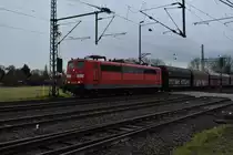 Bei frisch eingesetztem Regen kommt hier die Railpool 151 068-4 mit einem Kohlesandwich und der 151 126-0 gen Klein Gerau durch Groß Gerau. 26.1.2018