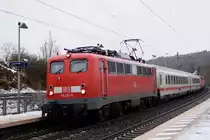 115 261 hat am 20. Januar 2018 den PbZ 2461 nach München zu befördern. Hier passiert er den Haltepunkt von Westerstetten.