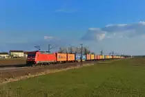 185 229 mit einem Containerzug am 26.02.2015 bei Plattling. 