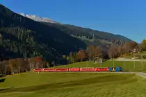 Ge 4/4 III 652 mit einem Regio am 03.11.2017 bei Klosters Dorf. 