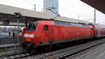 Auf der Linie RE 60 fahren bis zur Ablösung durch die 446er auch noch lokbespannte Dosto Züge. Meistens mit 146ern, ab und zu schaut auch mal eine der wenigen, noch übriegen 111er aus Frankfurt vorbei. Die Garnitur auf dem Bild mit 146 003 macht sich bereit für die Fahrt 4658 nach Frankfurt.
Mannheim Hbf, 11.01.18