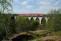 Wieder sind wir oberhalb der Saale, die unten bei dem kleinen Häuschen fast versteckt übers Wehr geht. Das ganze ist in Hof Unterkotzau und eine 143 mit Dosto fährt als RE 3 nach Norden , das Zugziel ist Dresden Hbf.