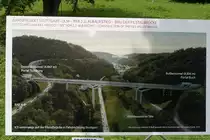 Neubaustrecke Stuttgart - Ulm - Eine Schautafel an der Baustelle für die Filstalbrücke zeigt, wie später die zwei einzelnen Brücken die Röhren von Boßlertunnel und Steinbühltunnel verbinden werden. Aufnahme entstand am 27.08.2017 in der Nähe von Wiesensteig vom Filstalradweg aus, der durch die Brückenbaustelle führt.