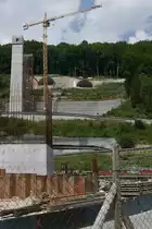 Neubaustrecke Stuttgart - Ulm - Mit 85 Metern Höhe wird die Filstalbrücke später einmal die dritthöchste Eisenbahnbrücke Deutschlands. Blick in Richtung Stuttgart auf das Portal Buch des Boßlertunnels. Aufnahme entstand am 27.08.2017 in der Nähe von Wiesensteig vom Filstalradweg aus, der durch die Brückenbaustelle führt.