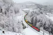 Herrliches Winterpanorama am frisch verschneiten Wolfsbergkogel,den GAG-41171 mit der neuen 1144.271+Gysev470.502 am 2.2.18 durchfahren.