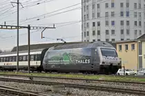 Re 460 005-2, mit der Thales Werbung, durchfährt den Bahnhof Pratteln. Die Aufnahme stammt vom 09.01.2018.