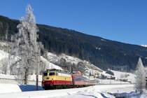 Nach Ankunft in Schladming fährt der Alpen Express als Lp 85104 zurück nach Bischofshofen. Dort wird der Wagenpark hinterstellt, behandelt und gesäubert. Am 27. Januar 2018 erwartete ich diese Leistung zusammen mit zahlreichen anderen Fotografen bei Radstadt. Die angezuckerten Bäume setzten hierbei einen schönen winterlichen Akzent für das Bild mit dem attraktivsten Turnuszug dieser Saison.