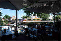 Urbanes Leben -

Außengastronomie und durch die Straßen fahrenden Bahnen bringen Urbanität in die Innenstadt. Heilbronn, an der Friedrich-Ebert-Brücke über den Neckar mit einem langen Stadtbahnzug auf der S4.

13.07.2017 (M)