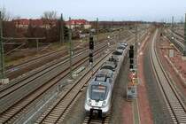 1442 601 (Bombardier Talent 2) der S-Bahn Mitteldeutschland (DB Regio Südost) als S 37912 (S9) von Eilenburg nach Halle(Saale)Hbf passiert die Zugbildungsanlage Halle (Saale) in südlicher Richtung. Aufgenommen von der Berliner Brücke. [28.12.2017 | 13:21 Uhr]