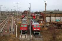 Blick auf das Bw Halle G, u.a. mit 233 179-1 DB und einer weiteren 232 oder 233 mit wohl nicht mehr gültiger Nummer im Vordergrund sowie einem Schneepflug und einer BR 247 (Siemens Vectron) im hinteren Bereich. Aufgenommen von der Berliner Brücke. [28.12.2017 | 13:26 Uhr]