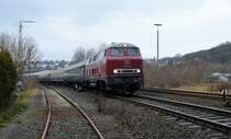 Die V160 002 ist am 3.2.2018 mit einem Sonderzug nach Willingen auf der Oberen Ruhrtalbahn in Arnsberg zügig unterwegs.