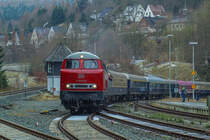 V160 / 216 002, auch besser bekannt als  Lollo  fuhr am heutigen Samstag, 03.02.2018 einen Ski-Sonderzug nach Willingen, anlässlich des Skisprung-Weltcups. Allerdings ist die Bezeichnung  Skisonderzug  ein bisschen mild ausgedrückt,  Sauf- und Partysonderzug  trifft es eher :-D. Der Zug kam aus Münster, am Abend fuhr er genau dort auch wieder hin. Hier ist er in Brilon-Wald zu sehen.