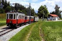 Tw 3 + Bw 103 + Bw  112 + Gw/s 32 sind nach Verlassen des Hp. Lans-Sistrans in Richtung Igls unterwegs (28. Juni 2004). Der Hp. Lans-Sistrans, einsam und allein gelegen, macht eins der Hauptprobleme der Iglerbahn deutlich: die Haltepunkte liegen weit au�erhalb der Ortschaften.