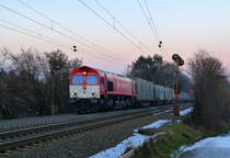 Die Class 66 DE6301  Debora  von Crossrail kommt mit viel Dieselpower    hochgefahren aus Richtung Aachen-West mit einem  Containerzug aus Köln-Eifeltor(D) nach Genk-Haven(B)  und fährt in Richtung Gemmenicher-Tunnel,Botzelaer(B),Gemmenich(B),Nouvelaer(B),Moresnet(B),Moresnet-Chapelle(B),Montzen(B). Aufgenommen an der Montzenroute am Gemmenicher-Weg.    
Bei Sonnenschein und Schnee am Kalten Nachmittag vom 8.2.2018.