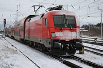 182 017 stellt am 3.2.2018 den RE5 (RE4359) nach Elsterwerda im Rostocker Hauptbahnhof bereit.