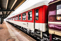 Mit im Zugverband des Schnee-Express war auch dieser noch im DB-Design gehaltene Liegewagen der Bauart Bvcmz.
Auf der Seite ist auch noch die Aufschrift, der schon vor Jahren eingestellten Zuggattung, DB Nachtzug zu finden.