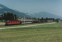 SBB: Re 6/6 ausnahmsweise im Personenverkehr.
Bunt gemischter ICN-Ersatz mit der Re 6/6 11610 Spreitenbach bei Niederbipp am 18. August 2001.
Foto: Walter Ruetsch