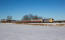 Die farblich zumindest auf einer Seite passende 193 777 von Lokomotion durfte im Dezember einen TEE zum Wörthersee bringen, am 29. Dezember 2017 ist sie zwischen Prien und Bernau unterwegs.