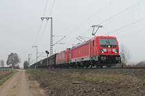 Am 21.12.2016 bespannte die Mannheimer 187 115 einen gemischten Güterzug (Mannheim Rbf - Chiasso), den sie vom Startbahnhof bis an die Schweizer Grenze nach Basel Bad Rbf brachte. Hier ist sie zusammen mit der Wagenlok 185 006-4 und dem gemischten Güterzug bei Müllheim (Baden) kurz vor ihrem Ziel.