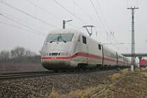 Nachschuss auf 401 513-7  Frankenthal/Pfalz  am 21.12.2016 bei Müllheim (Baden) als ICE 273 (Berlin Ostbahnhof - Basel SBB), wie am Tag zuvor, als dieser nur noch wenige Kilometer vor bis zum Zielbahnhof vor sich hatte.