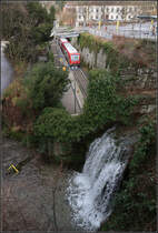 Verkehrte Welt -

Oben der Wasserfall, unten der Zug. Der Bahnhof Überlingen, der durch seine Lage zwischen Mauern auch sehr gut zu den alten Festungsgräben der Stadt Überlingen passt.

12.02.2018 (M)