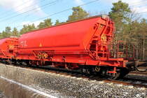 Gedeckter Schüttgutwagen mit schlagartiger Schwerkraft-Mittenentladung Tanoos (31 80 0691 303-8 D-DB) am 06.02.2018 in Nassenheide.