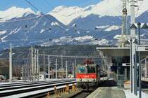 1144 021 der ÖBB steht am 11.02.2018 abgestellt mit einer Regionalzug-Garnitur auf Gleis 5 des Bahnhofs Spittal-Millstättersee.
Am nächsten Morgen wird sie mit diesem Zug als S1 (4216) den Bahnhof in Richtung Klagenfurt verlassen. 