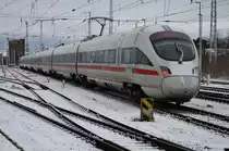 411 008-6  Berlin  macht sich am 3.2.2018 als ICE1511 nach München Hauptbahnhof im Rostocker Hauptbahnhof auf den Weg.
