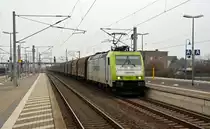 185 581 führte am 10.02.18 auf dem Gegengleis einen Stahlzug durch Bitterfeld Richtung Halle(S). Der Zug stand über Nacht in Muldenstein abgestellt.