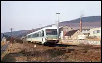 628328 als Zug 6833 nach Limburg ist hier am 10.3.1993 um 14.24 Uhr bei Korb unterwegs.