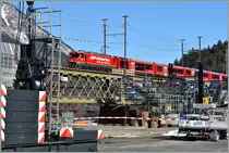 Neubau 2. Hinterrheinbrücke in Reichenau-Tamins. IR1145 nach St.Moritz mit Ge 4/4 III 644  Savognin . (13.02.2018)