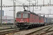 Re 10/10, mit den Loks 620 070-3 und 11337, durchfahren den Bahnhof Pratteln. Die Aufnahme stammt vom 09.02.2018.