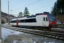 Der beschädigte Domino RBDe 560 253-7 der am 22.1.18 in Lommiswil entgleiste wegen eines Erdrutsches, steht am 13.2.18 beim Bahnhof Moutier mit den Drehgestellen auf Diplory.