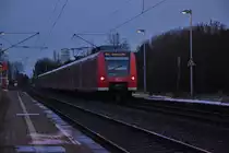 Nachschuß auf einen RE8 nach Koblenz, an dessen Zugschluß der 425 616-0 zusehen ist.
Der Triebwagen ist mit Aufklebern des drei Löwen Takt versehen......was mich natürlich sehr freut. Montag Abend den 12.2.2018