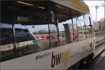 bw-egt -

... anstelle des 3-Löwen-Taktes. Zwei Talent 2-Züge und eine S-Bahn der Baureihe 430 im Bahnhof Stuttgart-Bad Cannstatt. Der gespiegelte Zug kam aus Schwäbisch Hall-Hessental. Obwohl er zum Hauptbahnhof weiterfuhr, hieß es  kein Einstieg.  

Der Baukran im Hintergrund gehört zur Baustelle der neuen Bahnbrücke über den Neckar.

24.01.2018 (M)