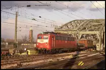 140417 kommt mit einem Güterzug über die Hohenzollernbrücke in Köln und erreicht hier am 25.3.1993 um 17.25 Uhr den Hauptbahnhof.