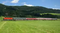 Nachdem Ausscheiden aus dem Plandienst  der Baureihe 4010 im Dezember 2008 wurden ersatsatzweise alte Reisezugwagen der deutschen Bahn angemietet welche dem Schnellzugverkehr zwischen Graz und Salzburg ein buntes Erscheinungsbild verliehen,
so auch am 17. Juni 2009 als dem IC 518 die  Schachbrett  1044 117 vorgespannt war,
und von mir nahe Traboch fotografiert wurde.