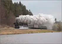 Hier fährt beim Kraftwerk Ruderatshofen die 44 546 mit Volldampf vorbei. Februar 2018.