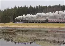 Hier fährt beim Kraftwerk Ruderatshofen die 44 546 mit Volldampf vorbei. Februar 2018.