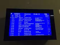 Abfahrtsmonitor mit Urlaubssonderzügen vom Bahnhof Imst-Pitztal am Abend des 17.2.2018.
