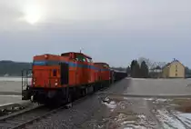 Der DGS 48340 mit zwei SWT V 100 in orange kurz nach der Ausfahrt Mehltheuer in Richtung Weida. Aufgenommen am 17.02.2018 bei leicht durch den Hochnebel scheinende Sonne. 
