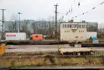 Blick auf das noch erhaltene elektromechanische Stellwerk Hp 4 auf dem Gleisvorfeld von Halle(Saale)Hbf. Im Zuge der Bauarbeiten auf der Westseite wird es wahrscheinlich bald Geschichte sein.
Links daneben befinden sich Container, in denen elektronische Stellwerkstechnik befindet. Einer davon trägt sogar den Namen  Hp 5 . [26.1.2018 | 15:44 Uhr]