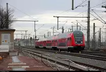 DABpbzfa mit Schublok 146 029 der Elbe-Saale-Bahn (DB Regio Südost) als RE 16325 (RE30) von Magdeburg Hbf nach Halle(Saale)Hbf durchfährt das Gleisvorfeld selbigen Bahnhofs. Aufgenommen von der Delitzscher Straße. [26.1.2018 | 15:45 Uhr]