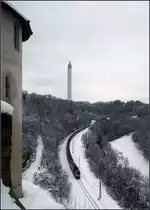 Oben hoch, unten lang -

Vermutlich ist der Güterzug länger als der Aufzugstestturm von Rottweil hoch ist. Blick von der Altstadt Rottweil hinunter ins Neckartal und hinüber zum neuen Wahrzeichen der Stadt. Links ist teilweise der Pulverturm zu sehen. Von der Altstadt zum Turm soll über dem Tal zudem die längste Fußgängerhängebrücke der Welt gebaut werden.

19.02.2018 (M)