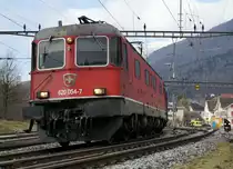 SBB: Ausfahrt Reuchenette Péry der Re 620 054-7 Villeneuve mit einem Holzzug. Hier handelt es sich um einen Bildausschnitt Fotoshop. Fotostandort Strassenrand.
Foto: Walter Ruetsch